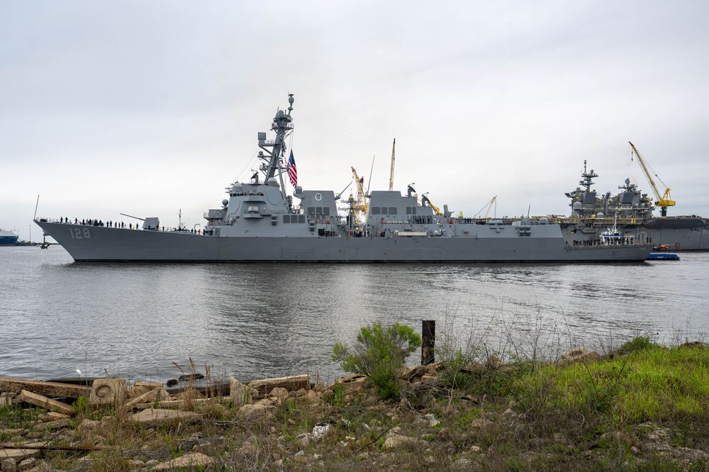 【C17112】SEIREN/THE NEW WORLD Flight III Destroyer Ted Stevens (DDG 128) Sails Away from HII's